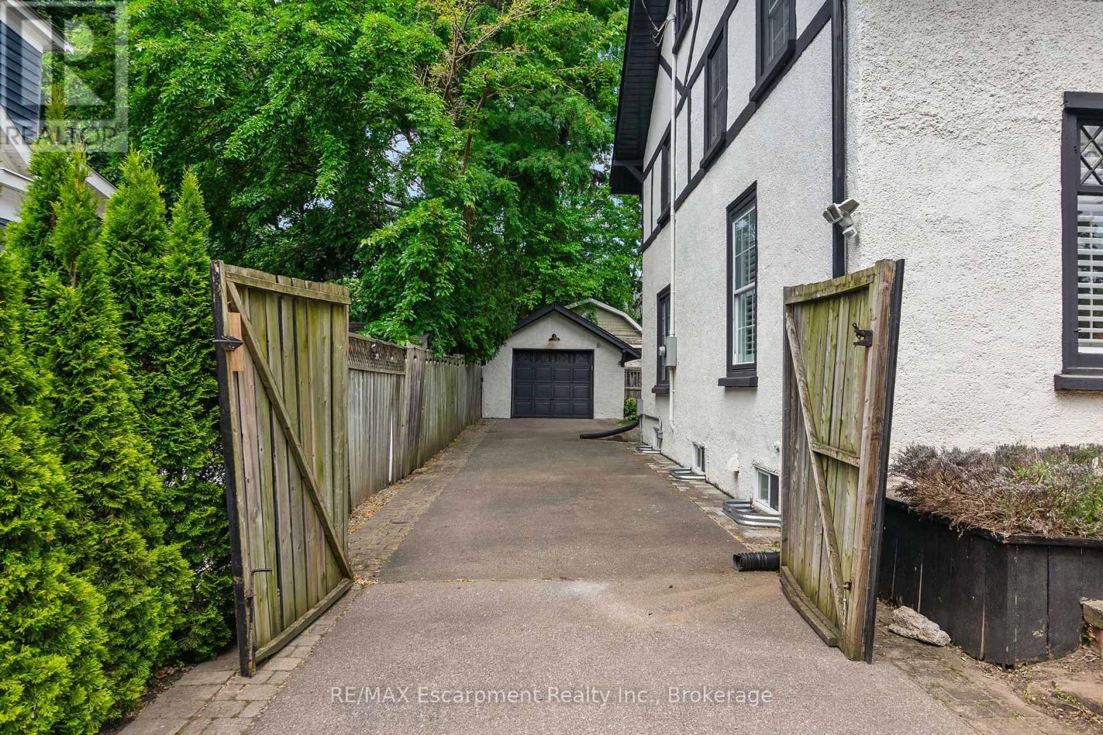 Property at 407 TRAFALGAR ROAD image 3