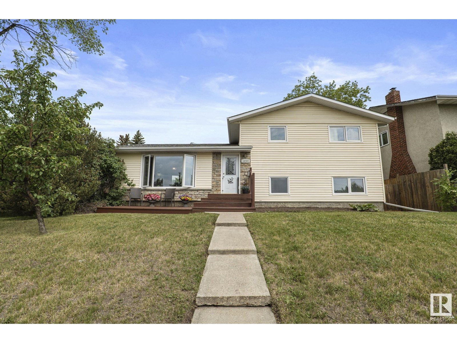 Property at 16208 87 AV NW image 3