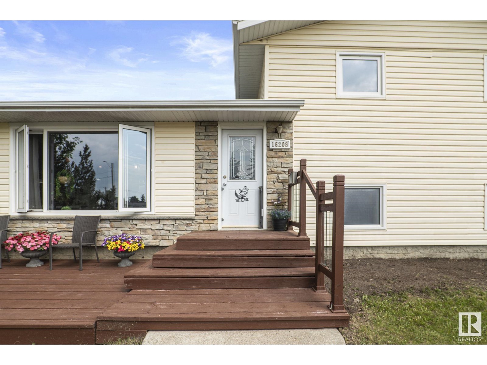 Property at 16208 87 AV NW image 4