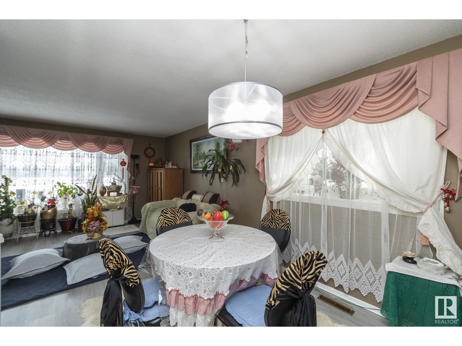 Property at 11539 40 AV NW image 3