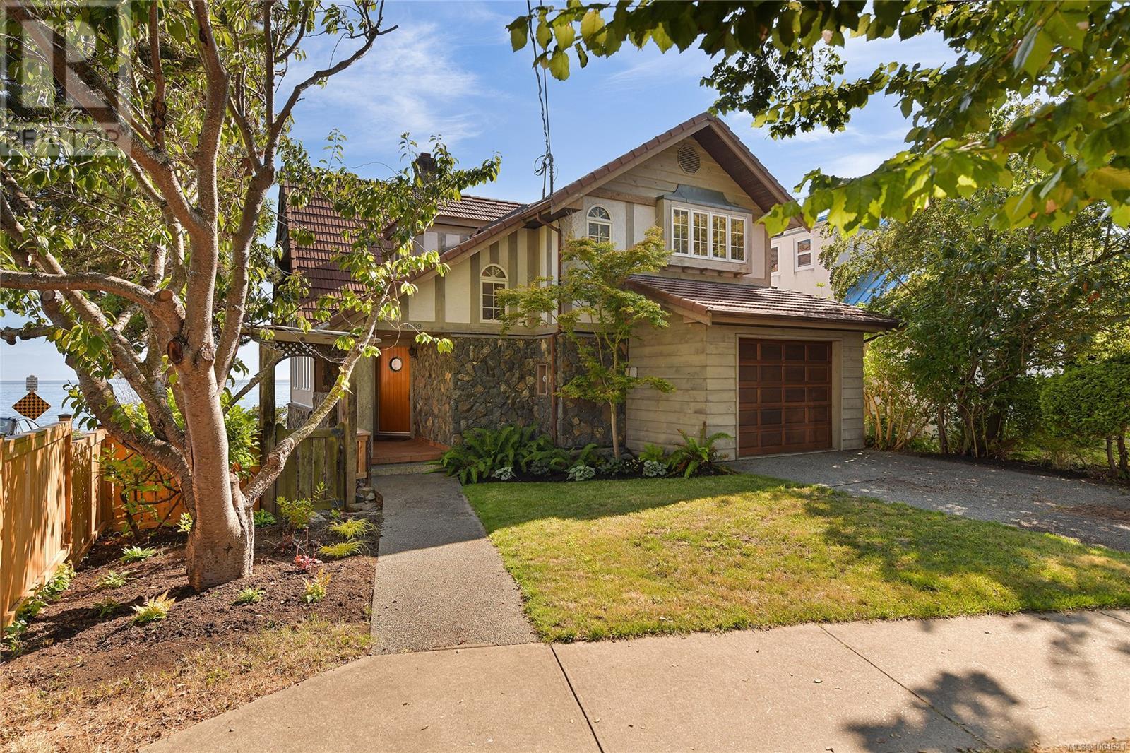 Property at 1659 Hollywood Cres image 1
