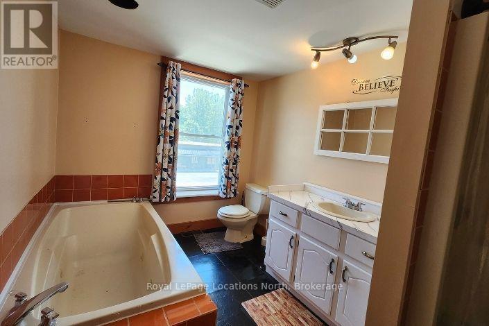 382 8th Street E, Owen Sound, Ontario  N4K 1L4 - Photo 10 - X12247792