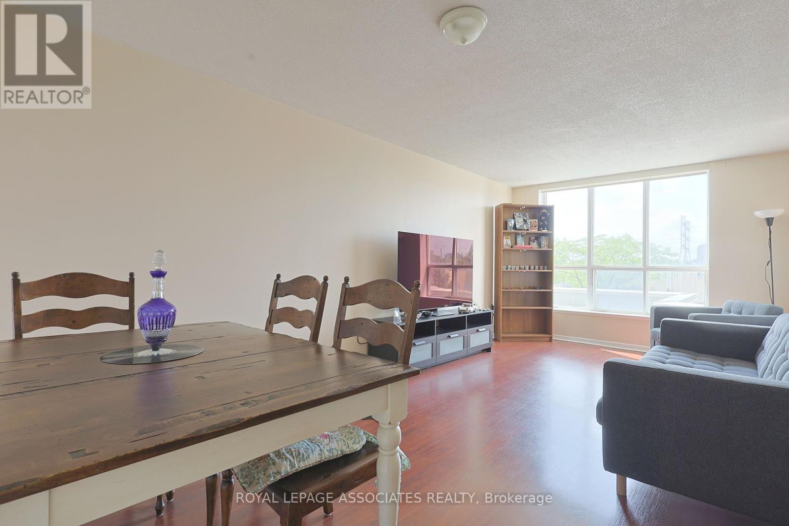 Property at 208 - 21 OVERLEA BOULEVARD image 5