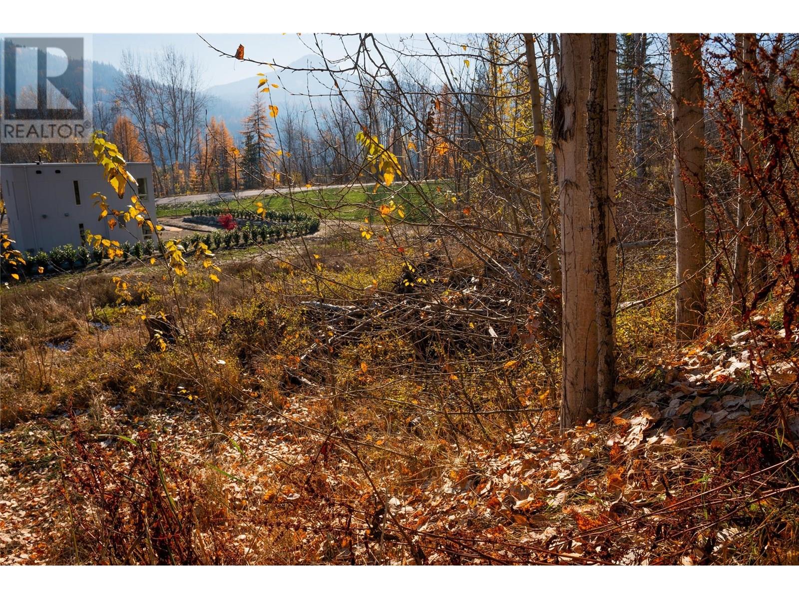 Property at 220 WHITMAN Way image 4