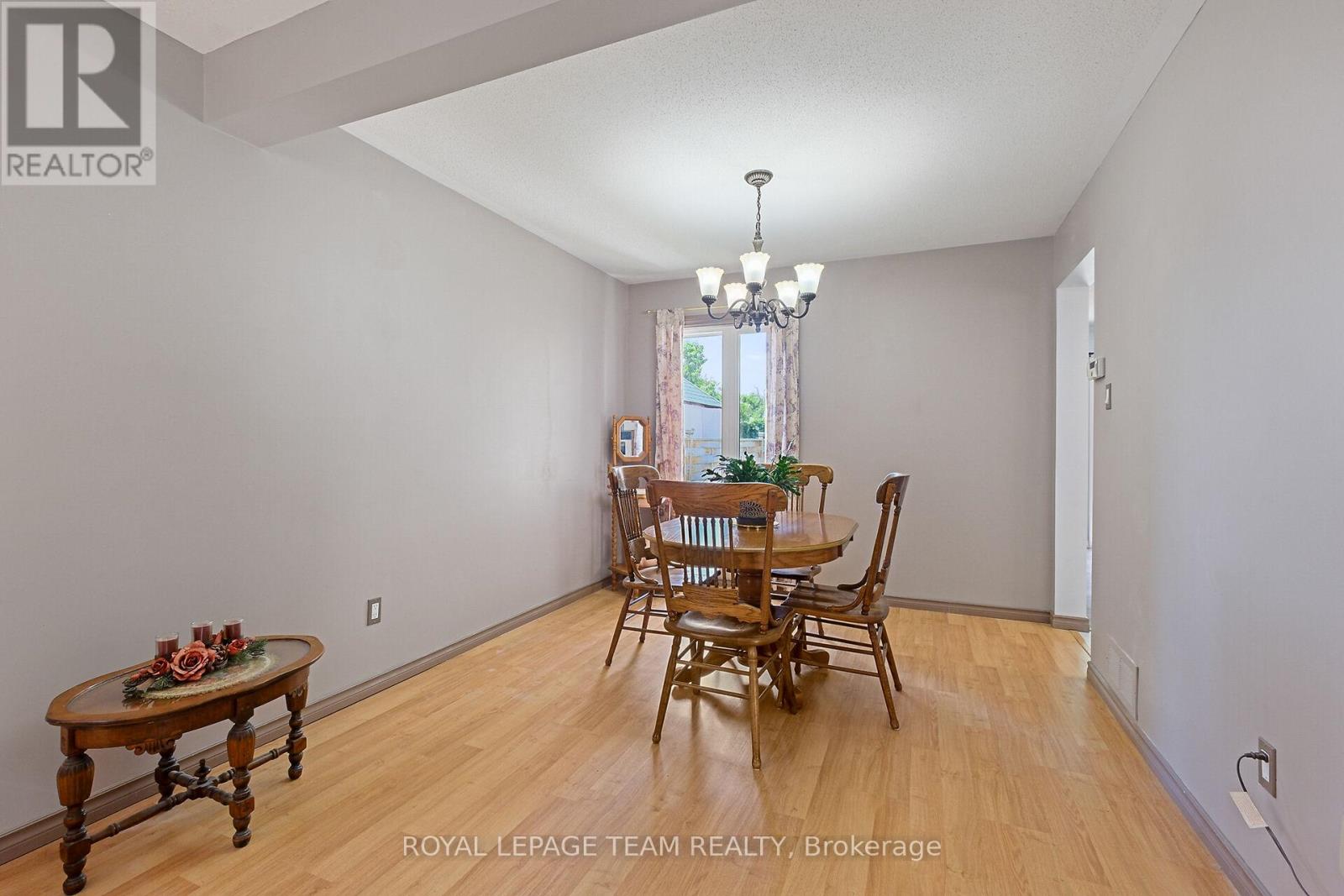 50 Rowe Drive, Ottawa, Ontario  K2L 3Y7 - Photo 10 - X12247918