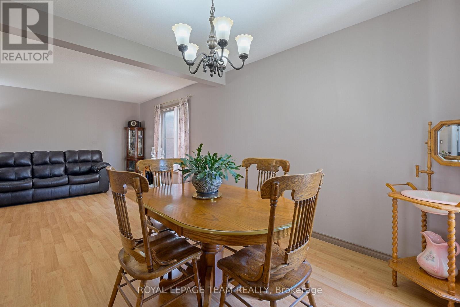 50 Rowe Drive, Ottawa, Ontario  K2L 3Y7 - Photo 11 - X12247918