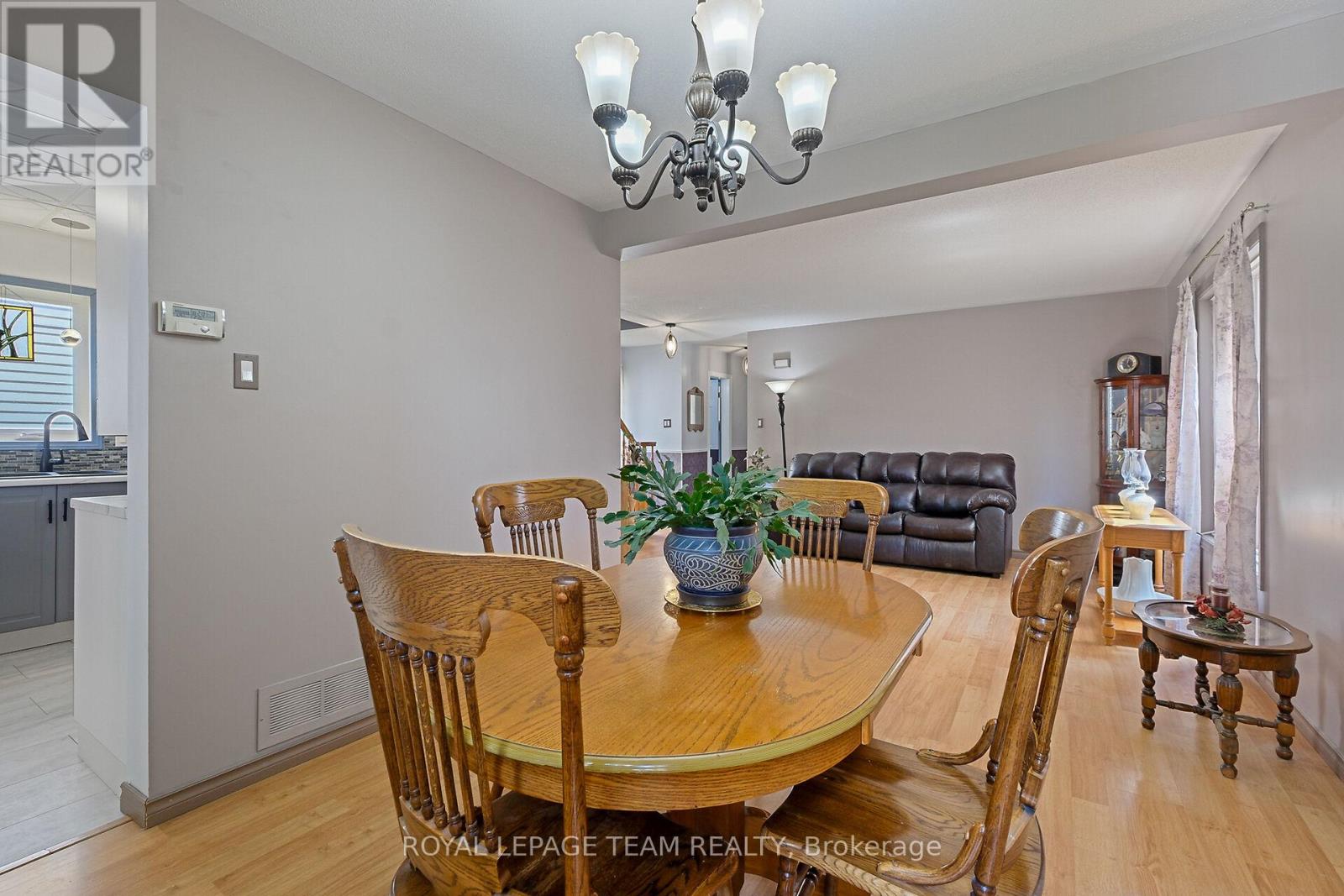 50 Rowe Drive, Ottawa, Ontario  K2L 3Y7 - Photo 12 - X12247918
