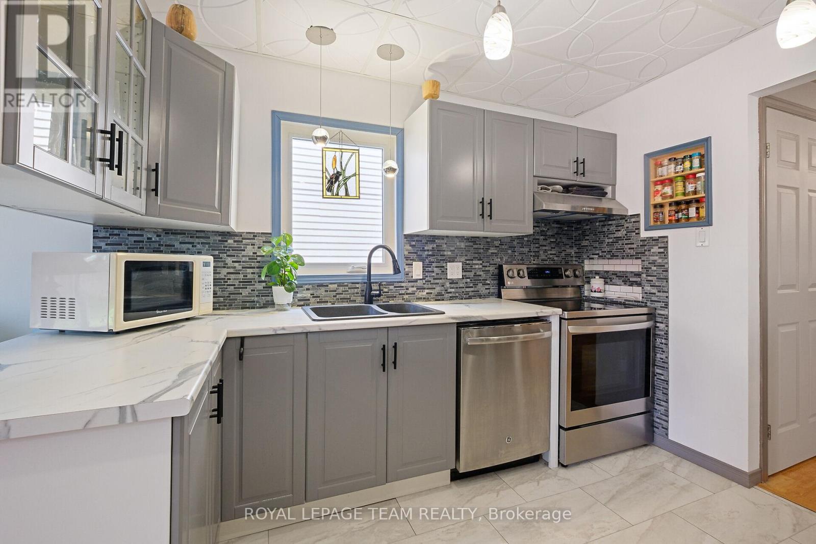 50 Rowe Drive, Ottawa, Ontario  K2L 3Y7 - Photo 15 - X12247918
