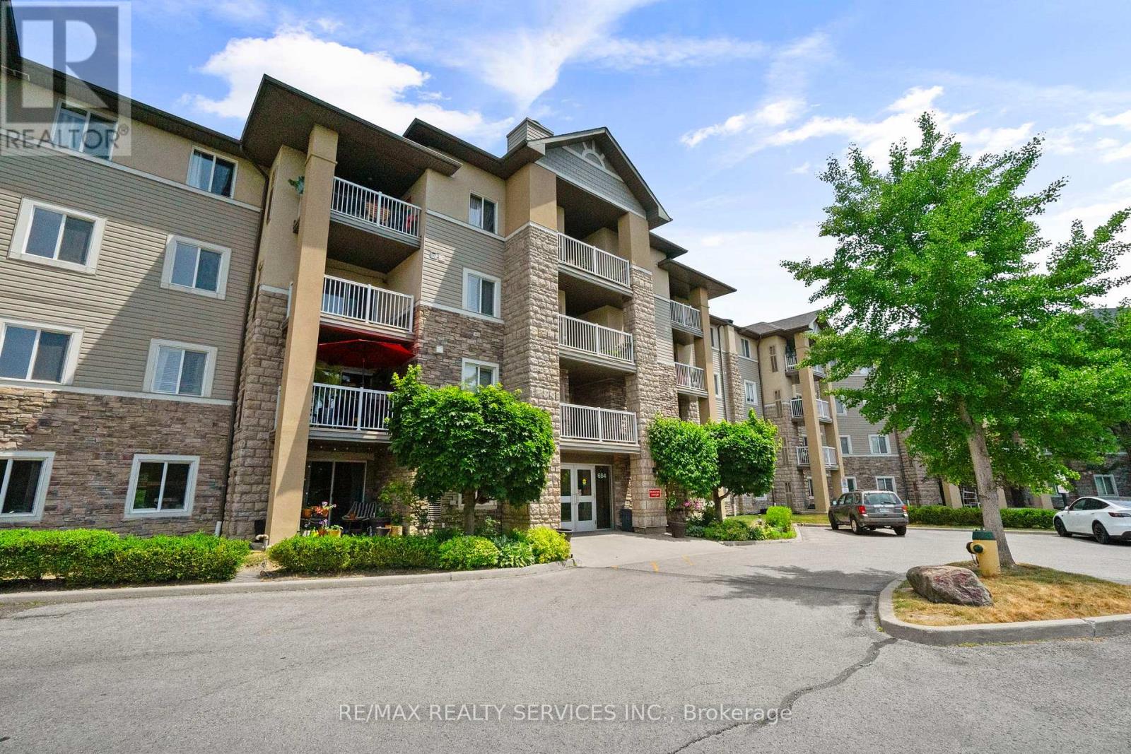 301 - 684 Warden Avenue, Toronto (Clairlea-Birchmount), Ontario  M1L 4W4 - Photo 1 - E12231119