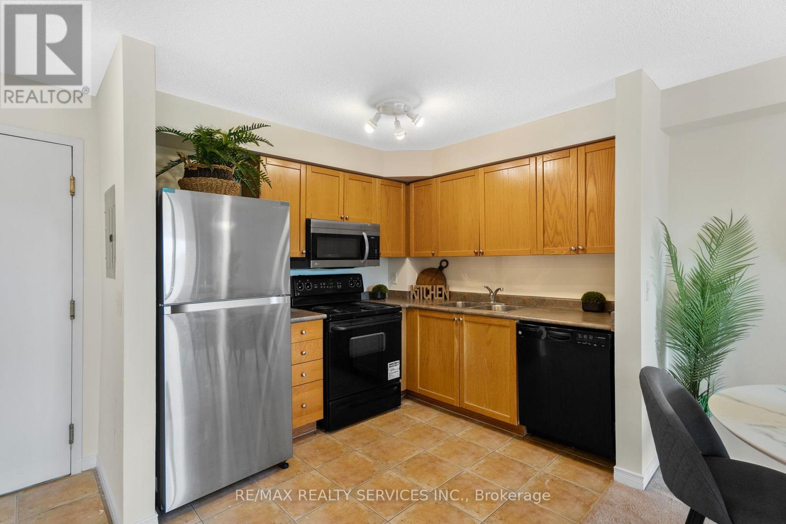 301 - 684 Warden Avenue, Toronto (Clairlea-Birchmount), Ontario  M1L 4W4 - Photo 4 - E12231119