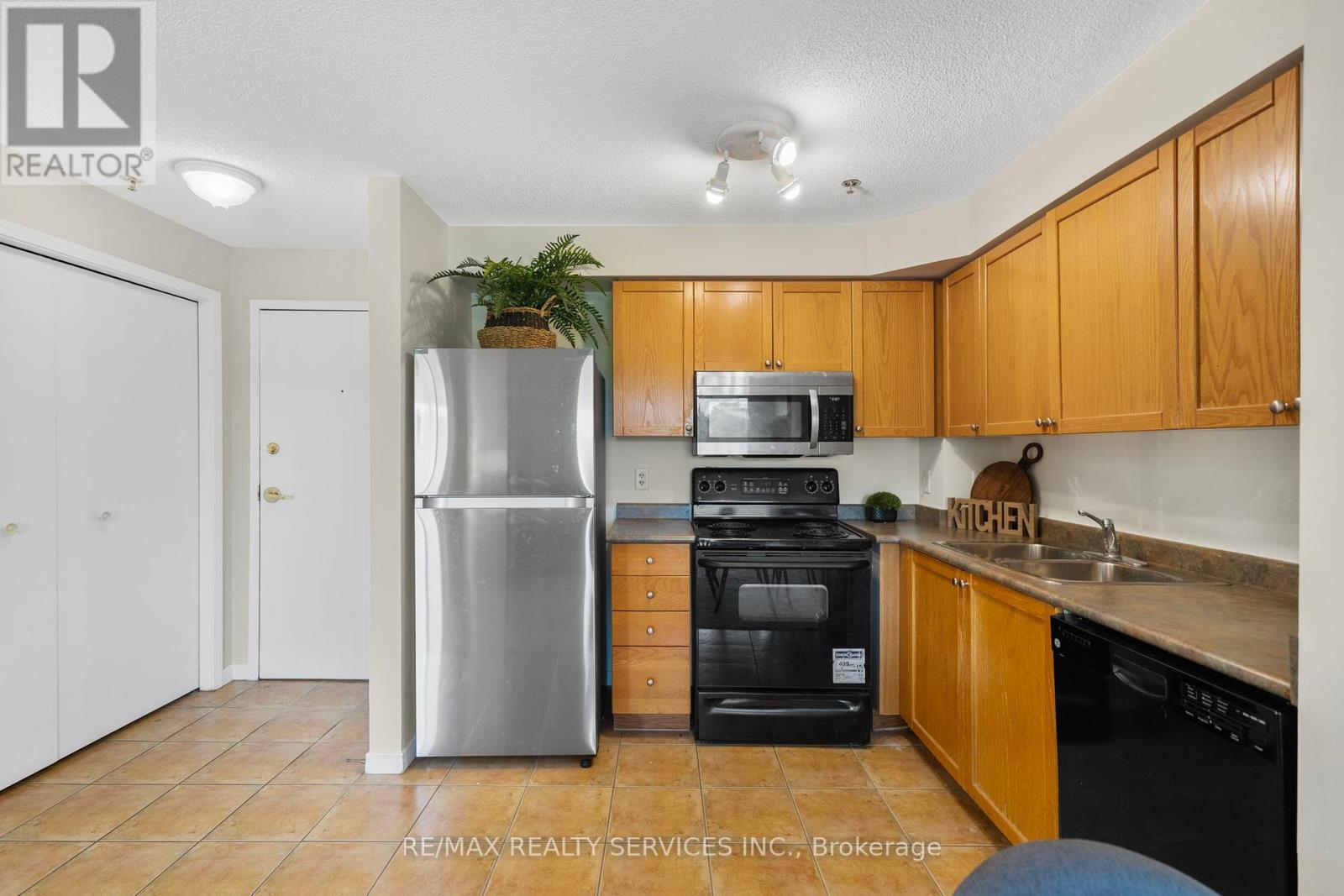 301 - 684 Warden Avenue, Toronto (Clairlea-Birchmount), Ontario  M1L 4W4 - Photo 5 - E12231119