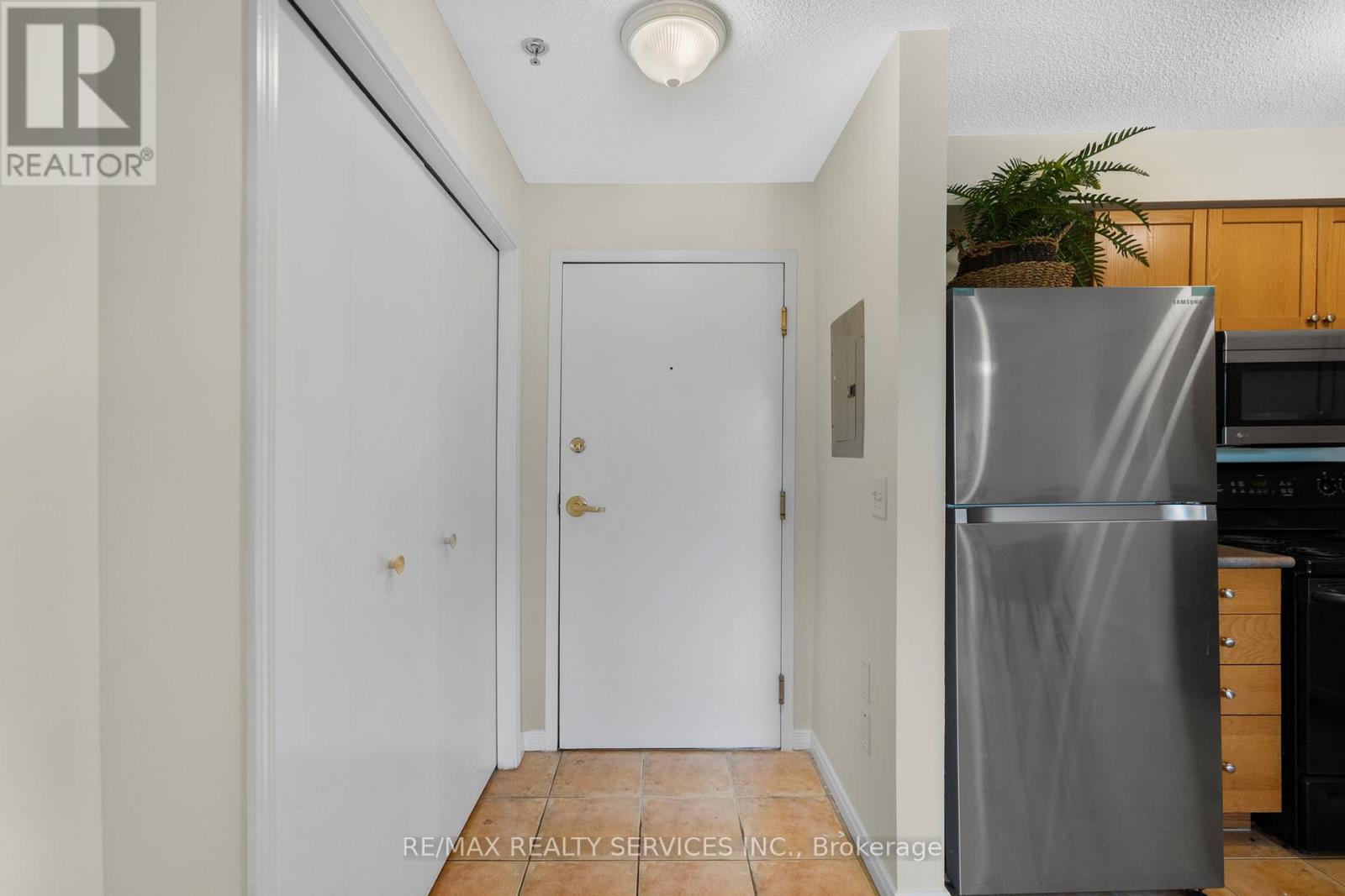 301 - 684 Warden Avenue, Toronto (Clairlea-Birchmount), Ontario  M1L 4W4 - Photo 3 - E12231119