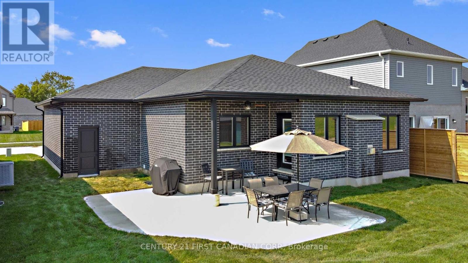 672 Ketter Way, Plympton-Wyoming, Ontario  N0N 1T0 - Photo 2 - X12248168