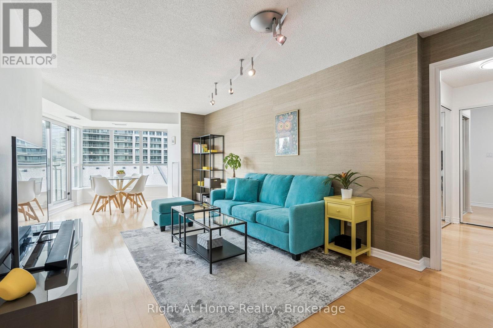 605 - 2111 Lake Shore Boulevard W, Toronto, Ontario  M8V 4B2 - Photo 2 - W12248066