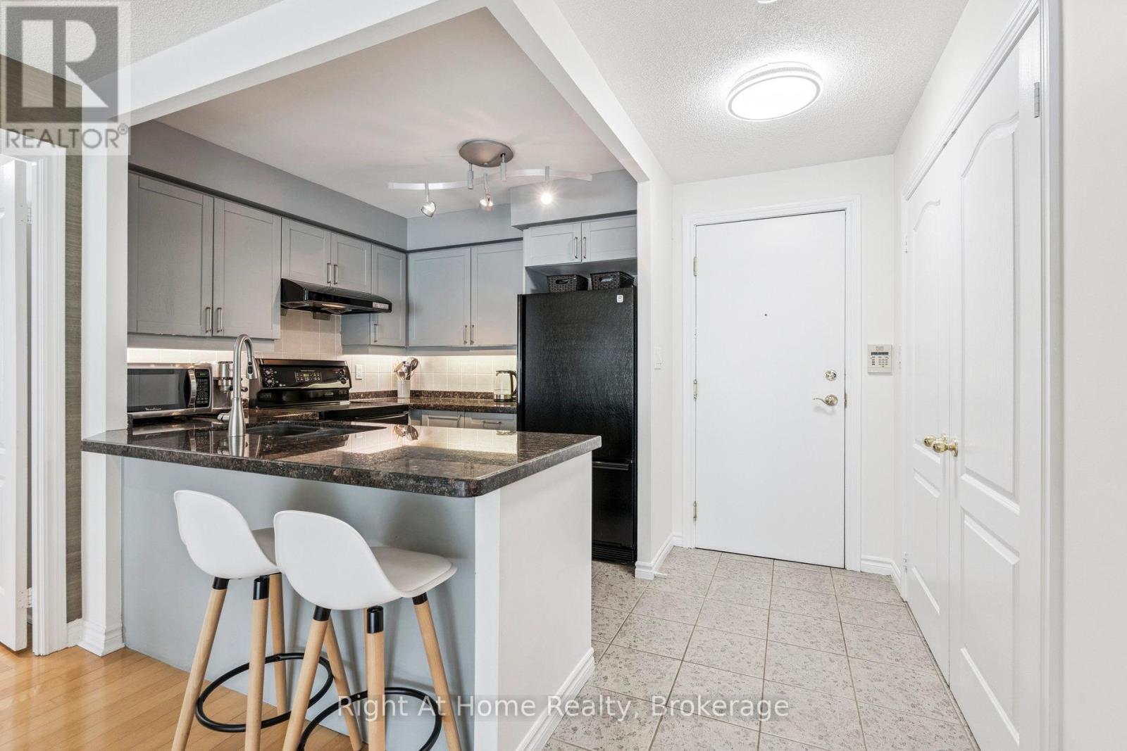 605 - 2111 Lake Shore Boulevard W, Toronto, Ontario  M8V 4B2 - Photo 6 - W12248066