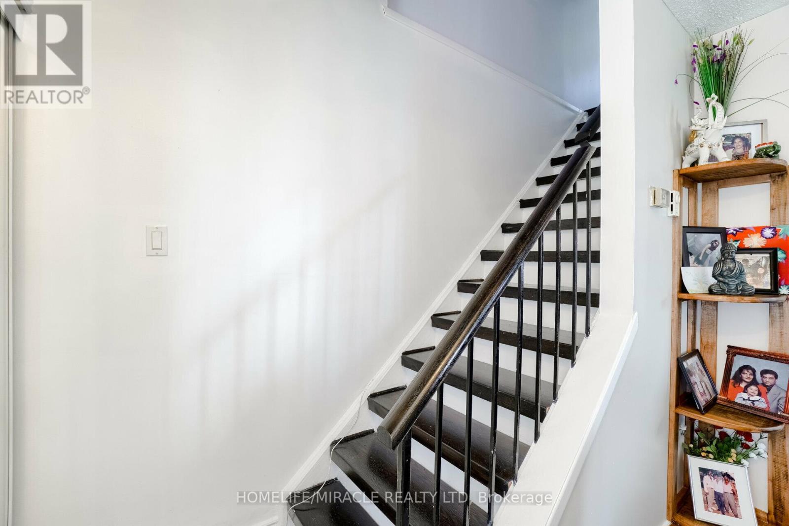 34 Greenbush Crescent, Brampton, Ontario  L6S 2K2 - Photo 18 - W12248178