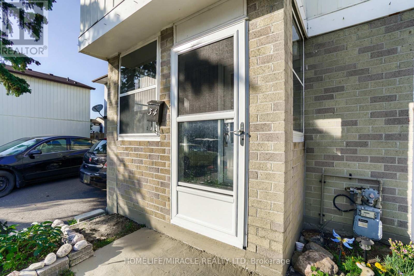 34 Greenbush Crescent, Brampton, Ontario  L6S 2K2 - Photo 4 - W12248178