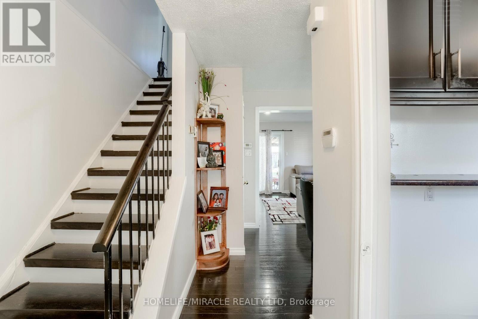34 Greenbush Crescent, Brampton, Ontario  L6S 2K2 - Photo 6 - W12248178