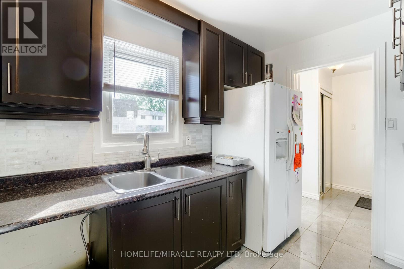 34 Greenbush Crescent, Brampton, Ontario  L6S 2K2 - Photo 7 - W12248178
