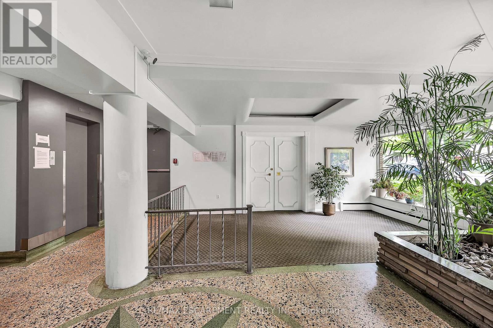 Property at 208 - 40 ROBINSON STREET image 4