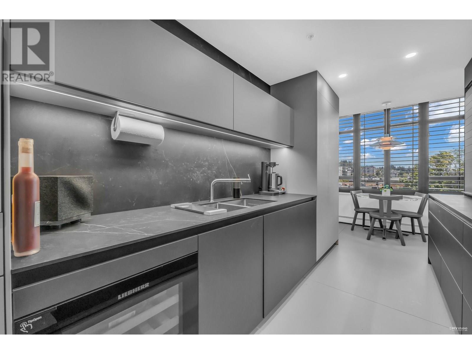 Property at 305 1896 MARINE DRIVE image 4
