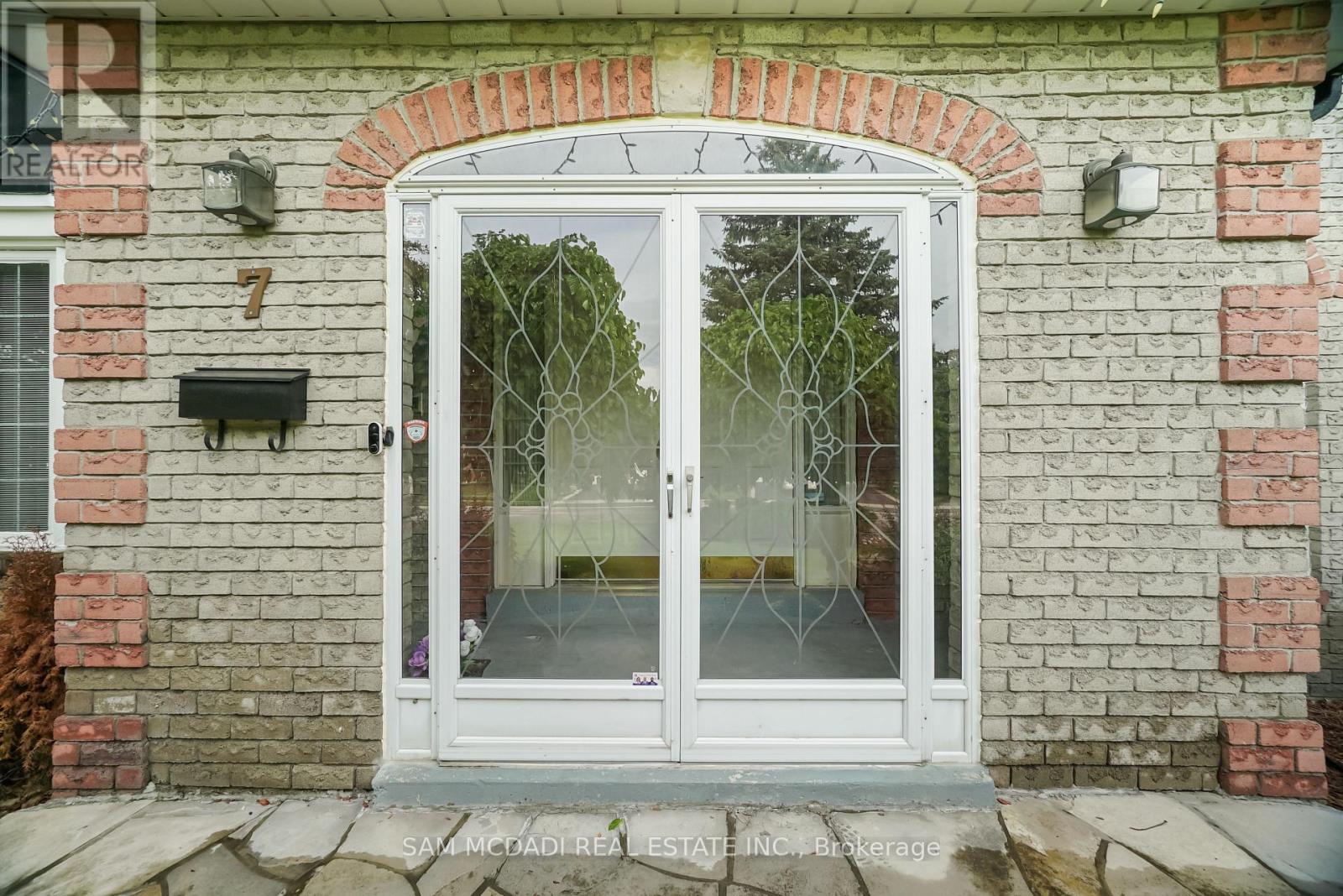 Property at 7 VOGUE CRESCENT image 3