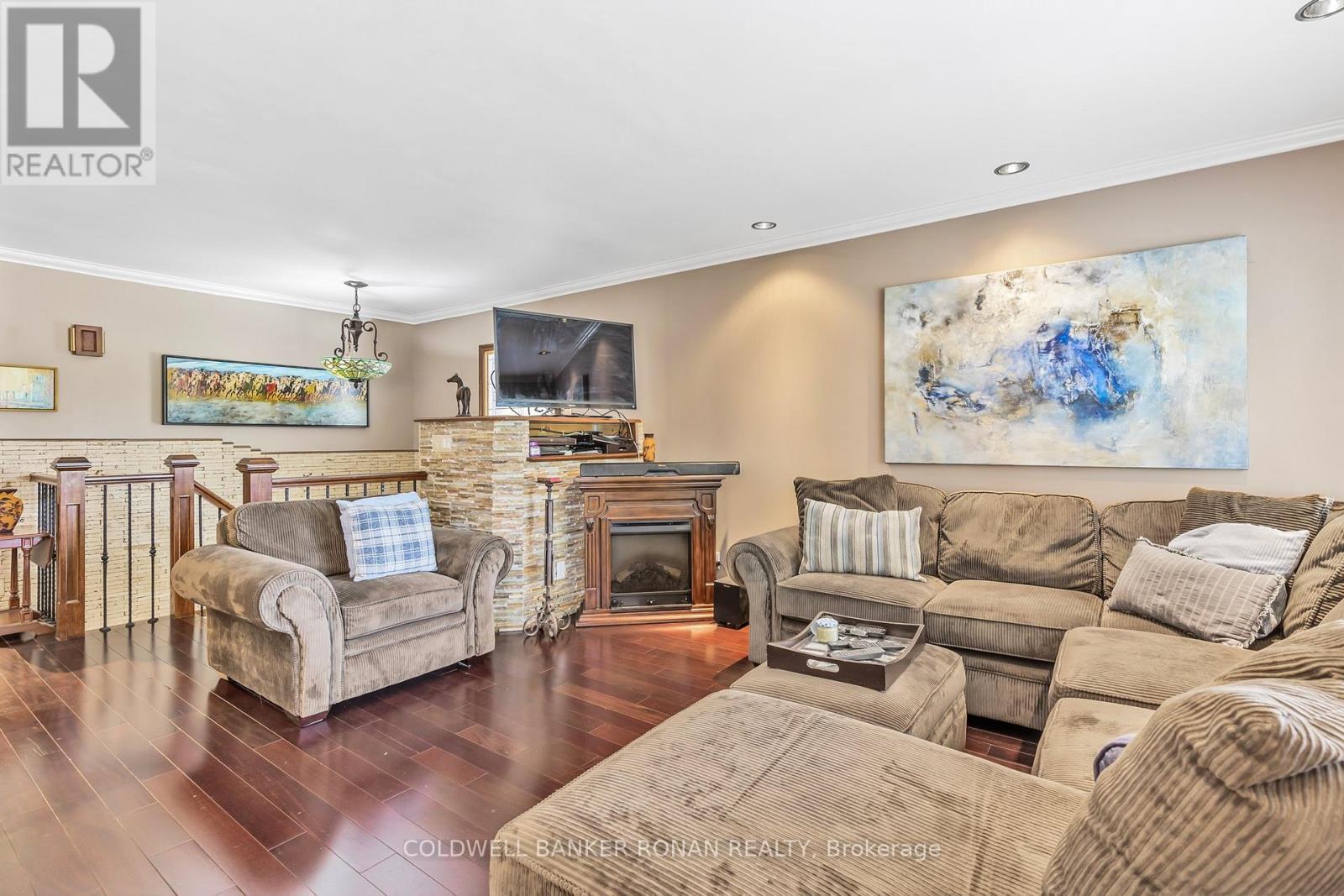 Property at 20 HALLOW CRESCENT image 5