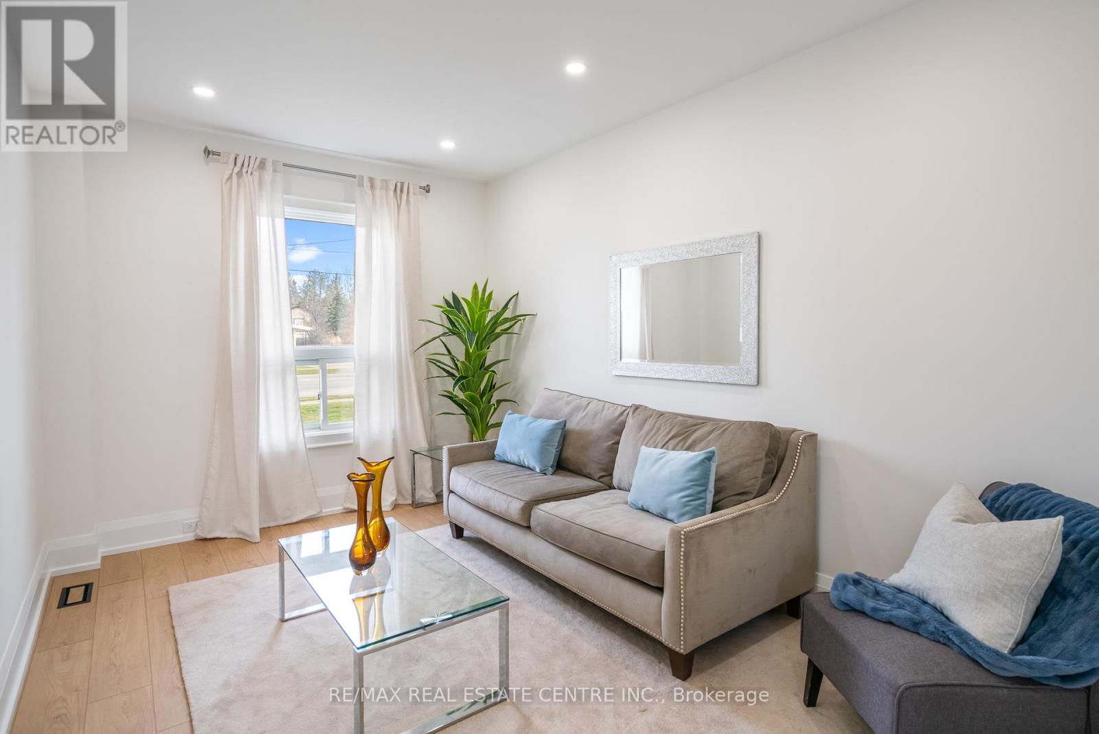 Property at 318 CLARENCE STREET image 5