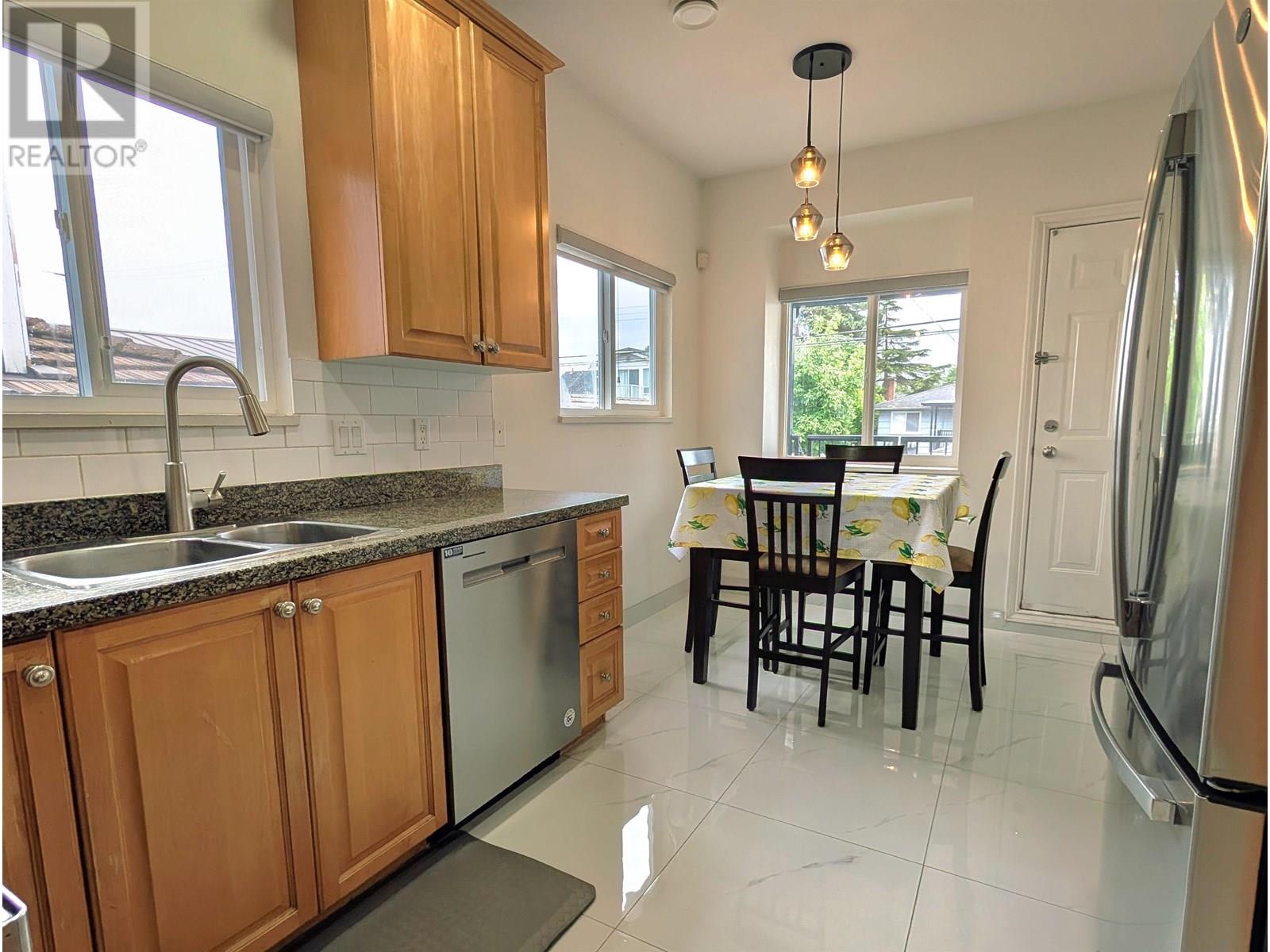 Listing Picture 11 of 25 : 3440 E 25 AVENUE, Vancouver / 溫哥華 - 魯藝地產 Yvonne Lu Group - MLS Medallion Club Member