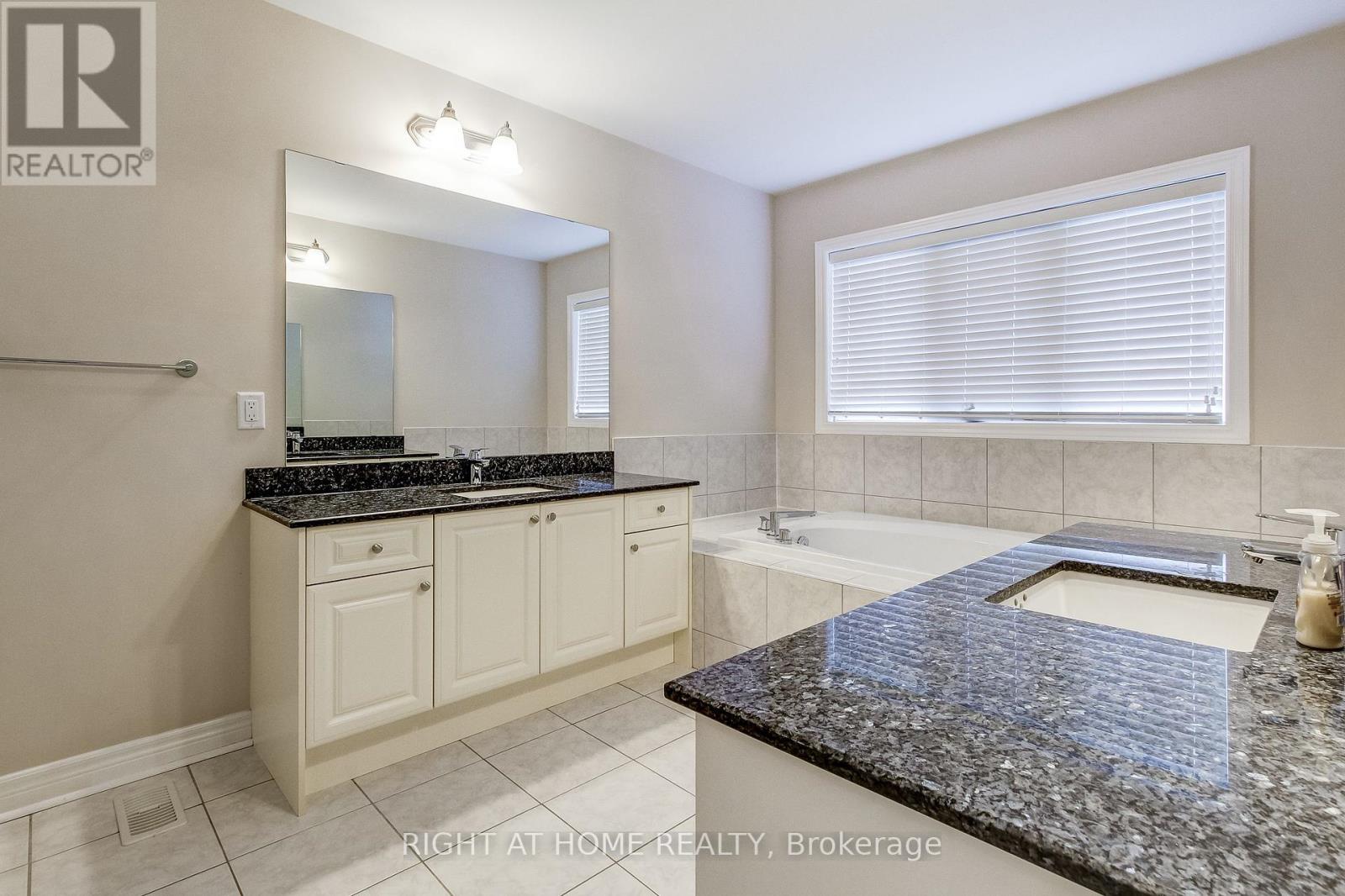 2467 Thornfield Common, Oakville, Ontario  L6M 0S2 - Photo 27 - W12248397