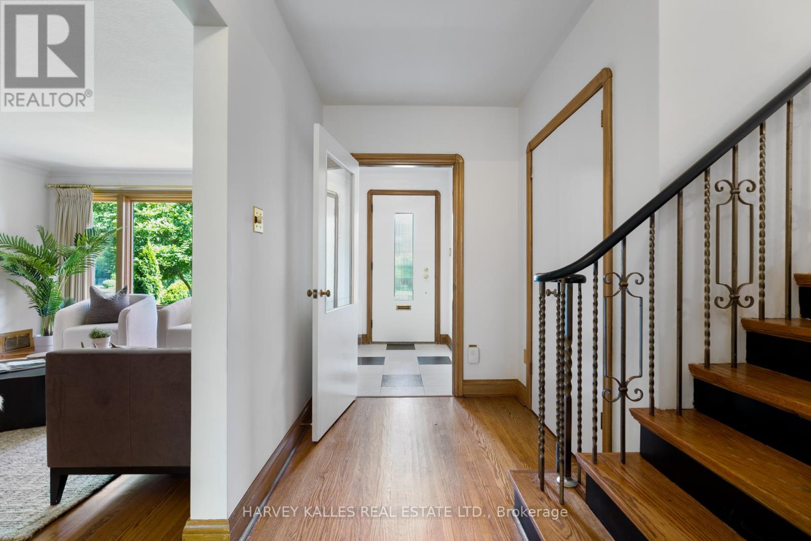 Property at 10 NORTHOLT COURT image 3