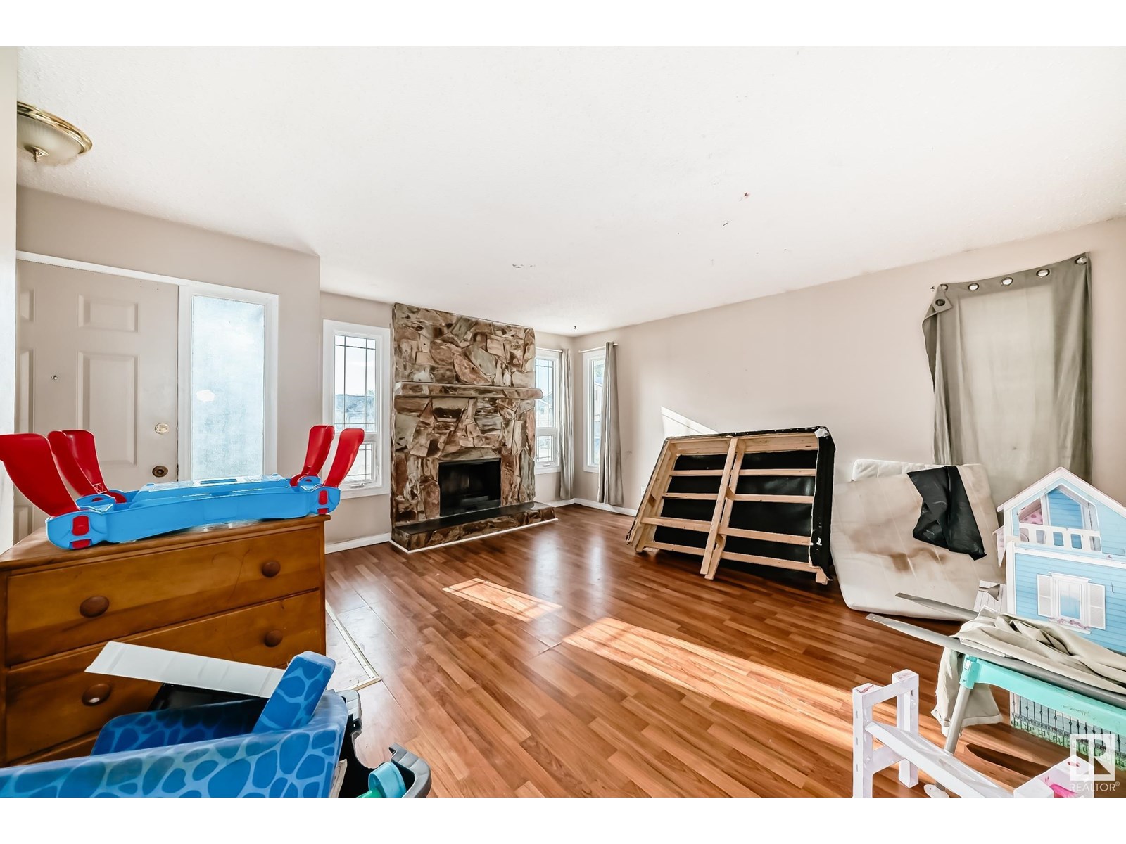 Property at 14208 35 ST NW image 4