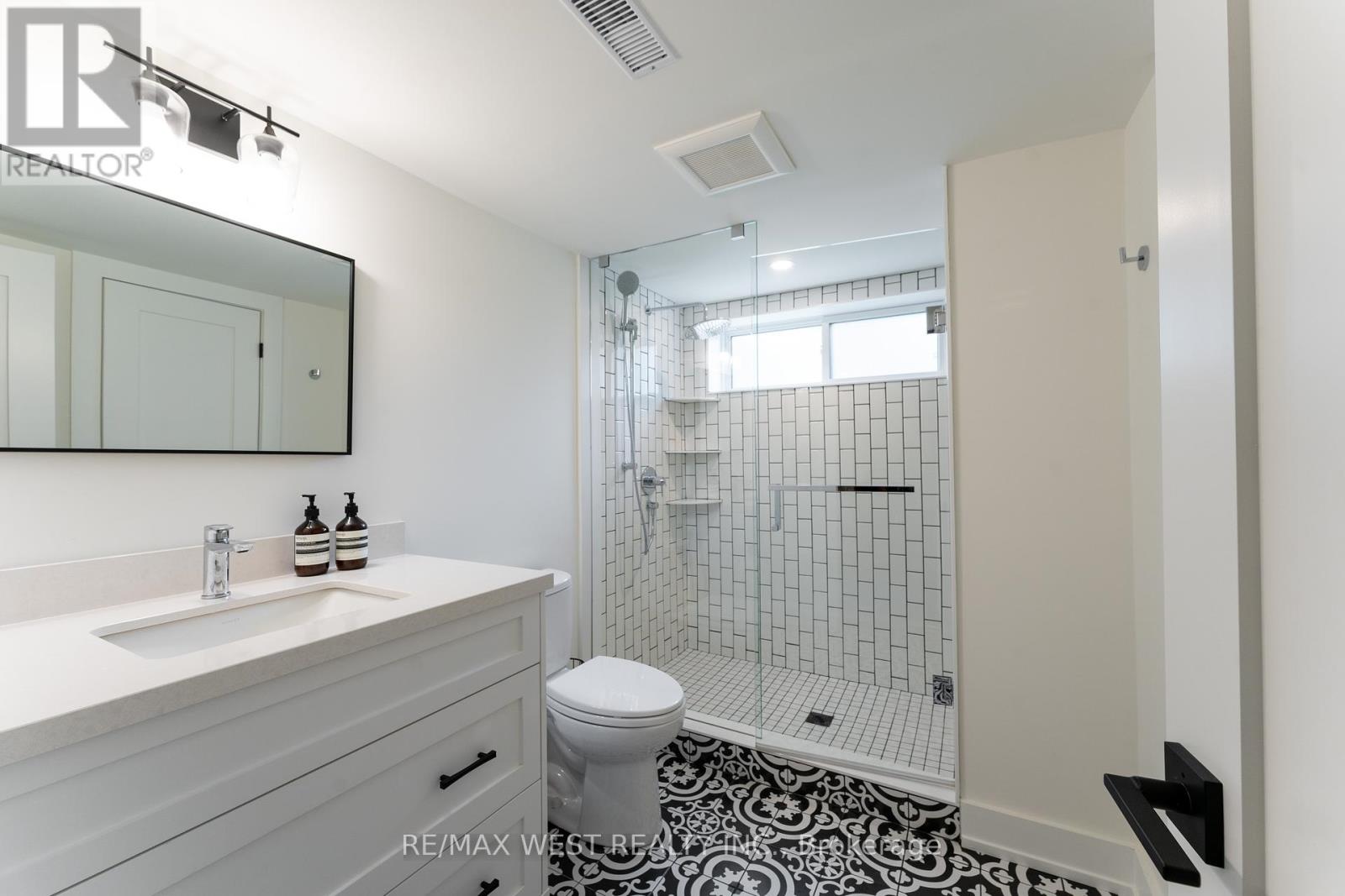92 Warwood Road, Toronto, Ontario  M9B 5B7 - Photo 22 - W12247687