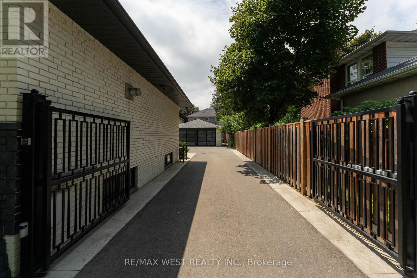 92 Warwood Road, Toronto, Ontario  M9B 5B7 - Photo 35 - W12247687