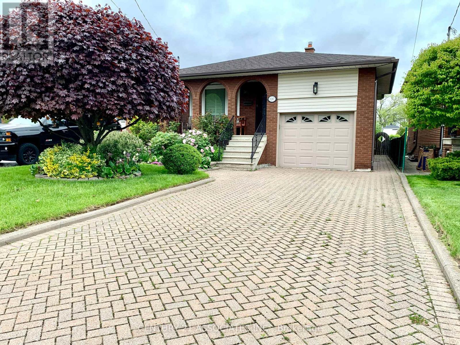 Property at 1217 ALEXANDRA AVENUE image 2