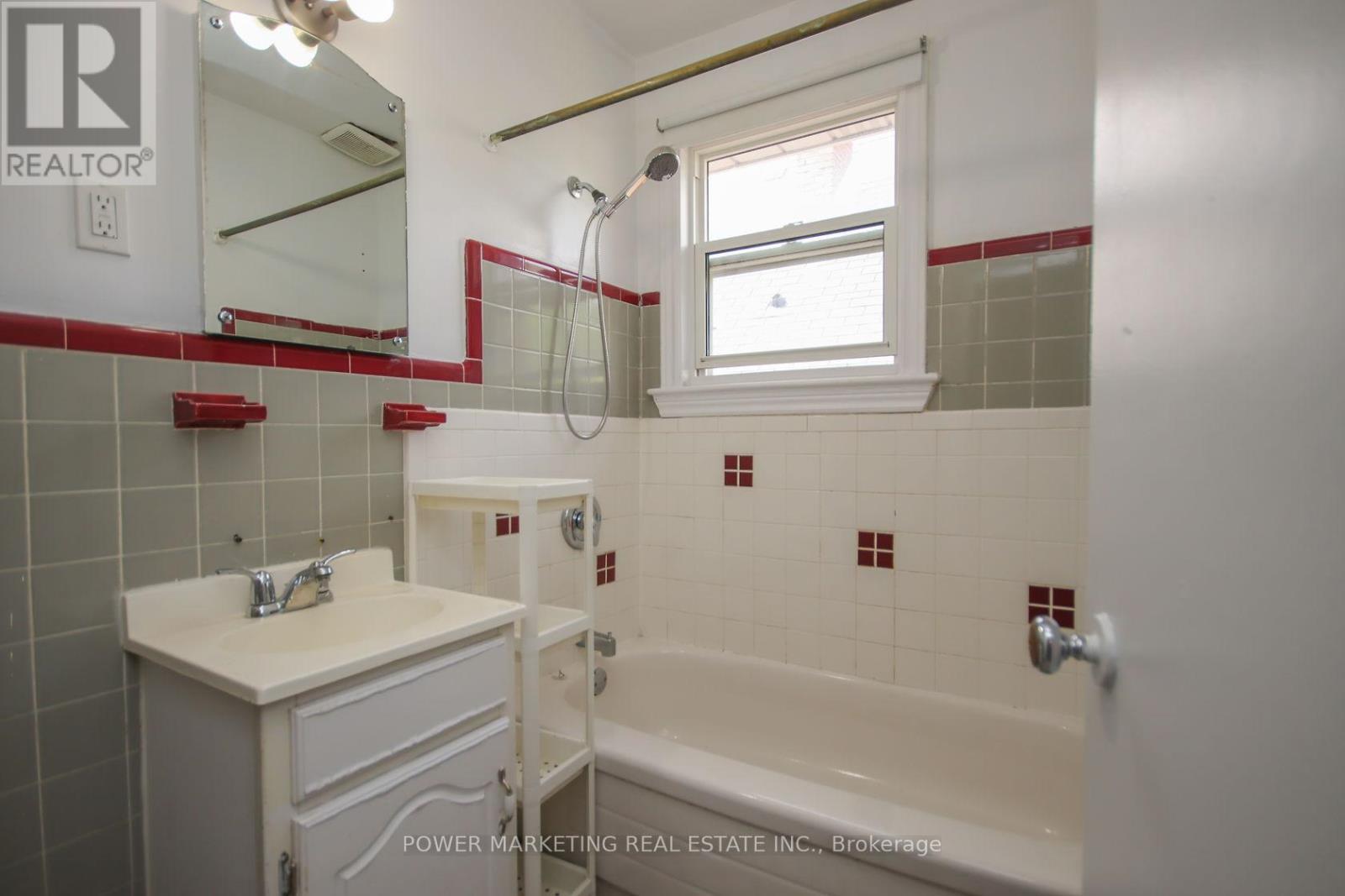 3 - 679 Roosevelt Avenue, Ottawa, Ontario  K2A 2A8 - Photo 18 - X12248804