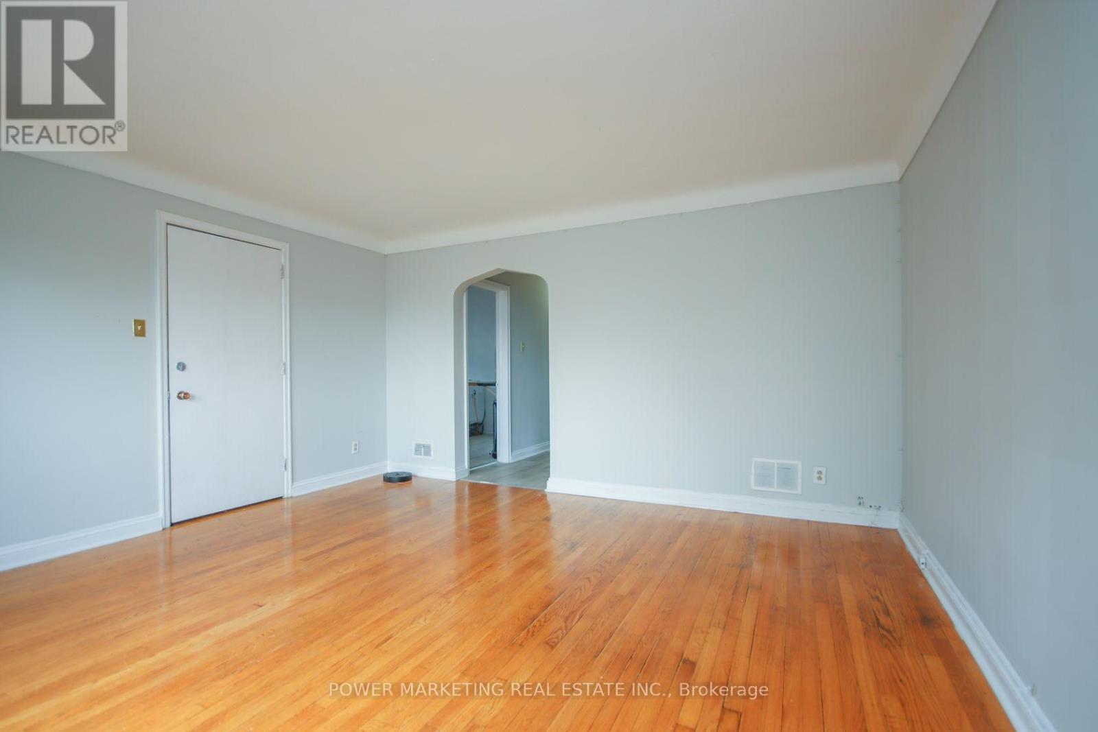 3 - 679 Roosevelt Avenue, Ottawa, Ontario  K2A 2A8 - Photo 4 - X12248804