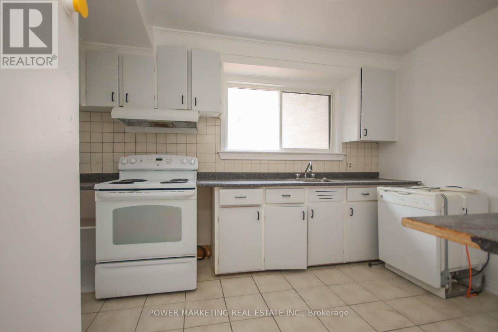 3 - 679 Roosevelt Avenue, Ottawa, Ontario  K2A 2A8 - Photo 5 - X12248804