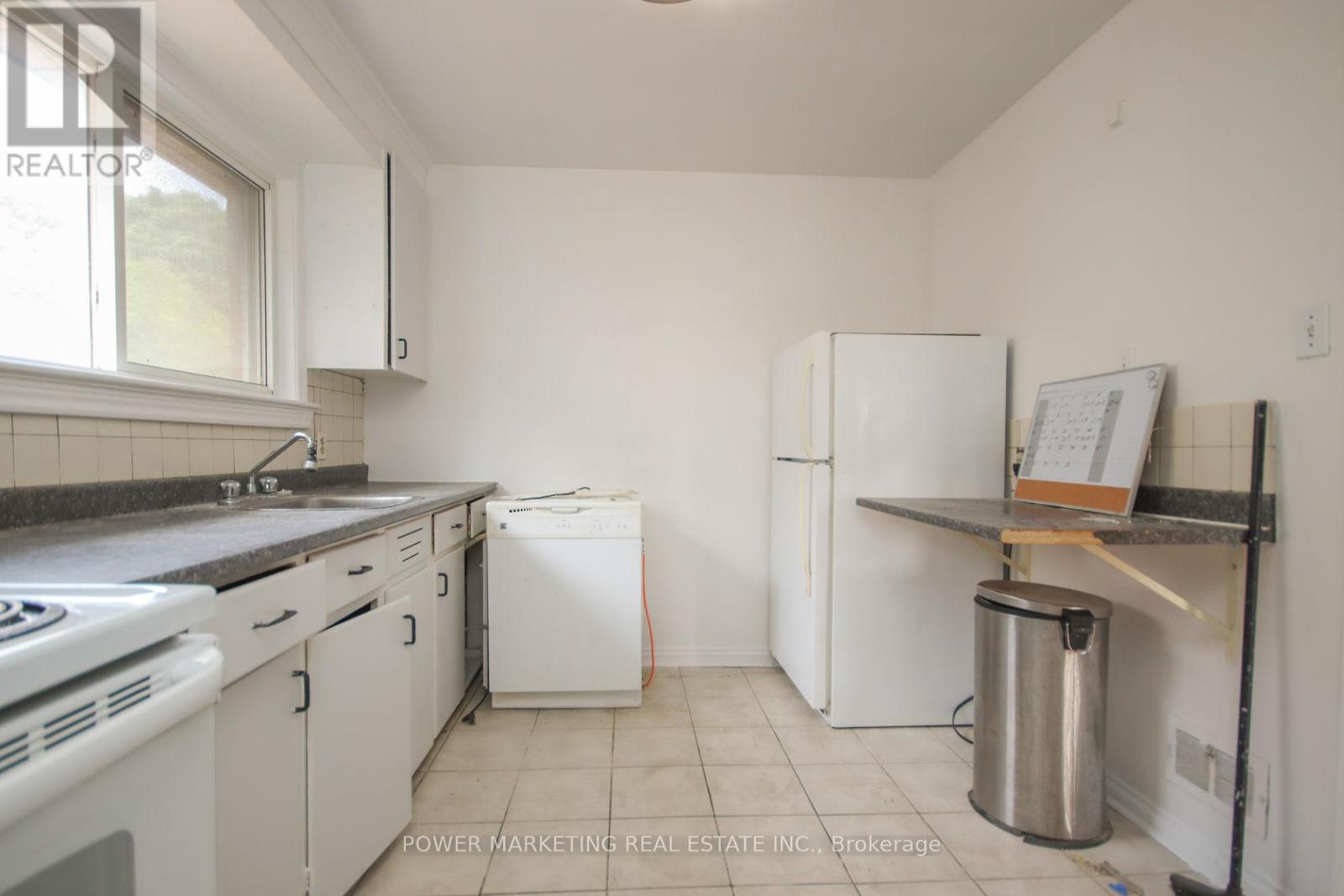 3 - 679 Roosevelt Avenue, Ottawa, Ontario  K2A 2A8 - Photo 6 - X12248804