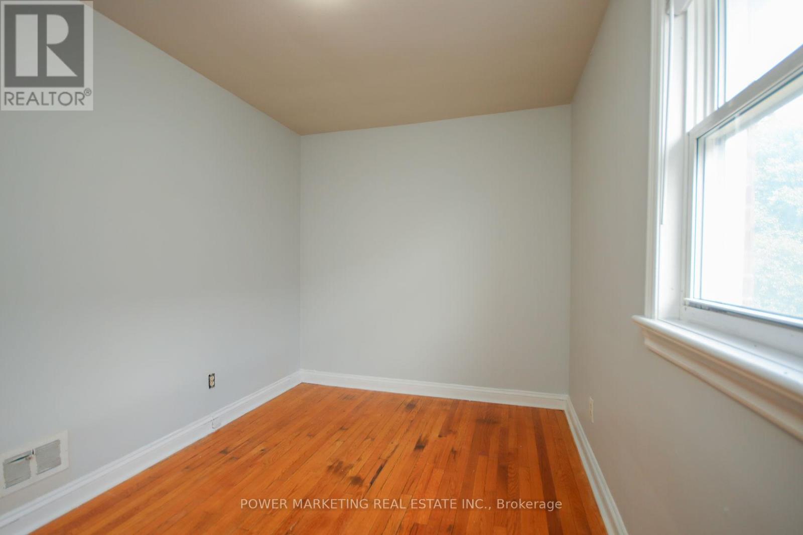 3 - 679 Roosevelt Avenue, Ottawa, Ontario  K2A 2A8 - Photo 8 - X12248804