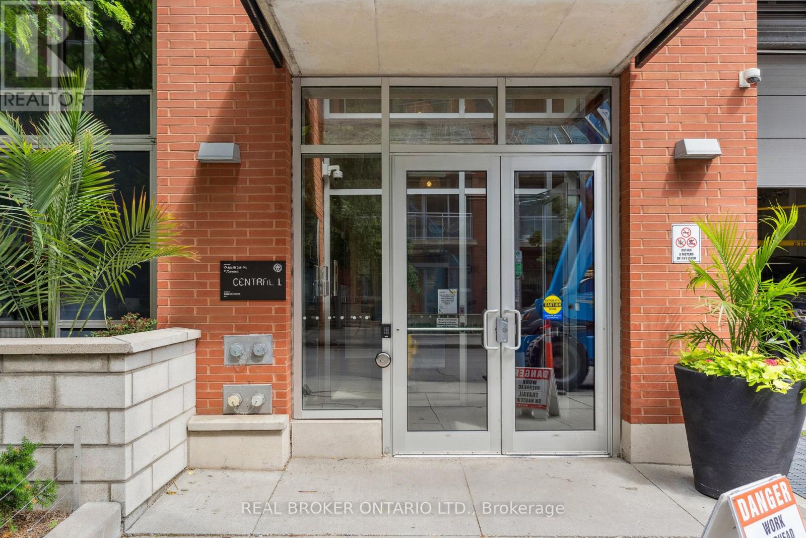 623 - 349 Mcleod Street, Ottawa, Ontario K2P 0S1 - Photo 2 - X12248819