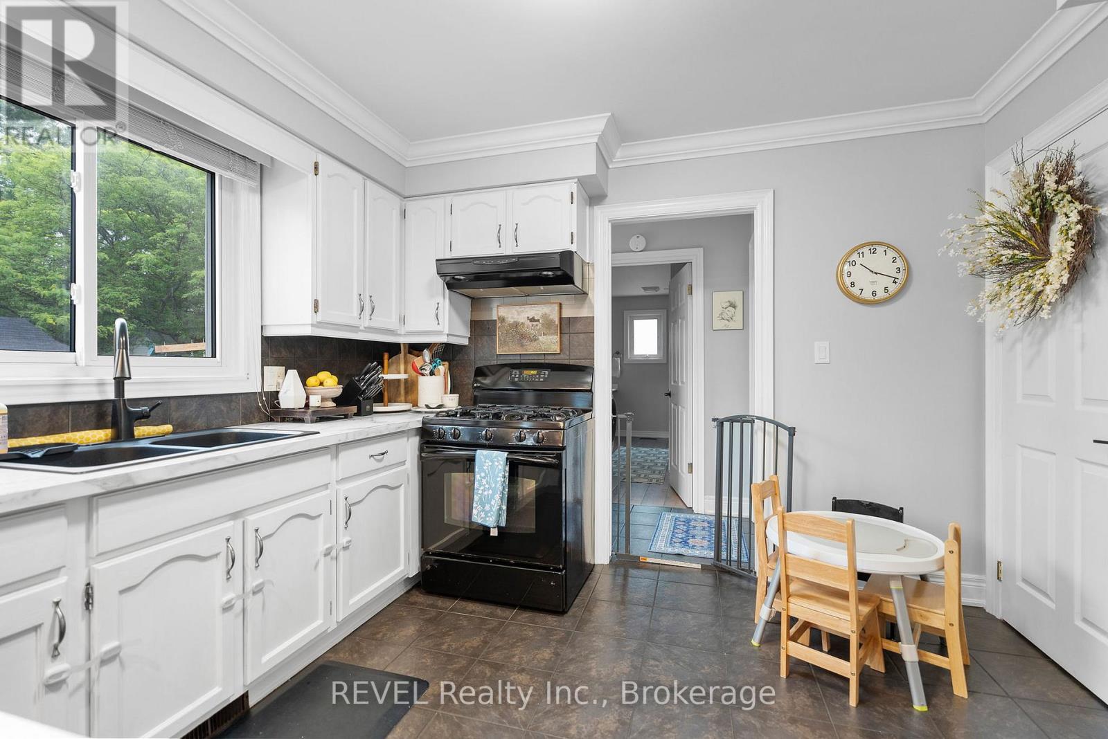 2470 Coral Avenue, Fort Erie, Ontario  L0S 1S0 - Photo 12 - X12248924