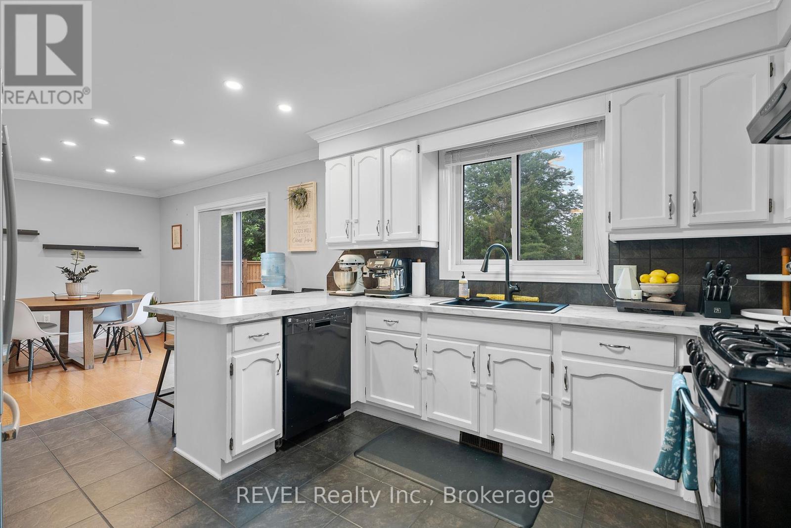 2470 Coral Avenue, Fort Erie, Ontario  L0S 1S0 - Photo 13 - X12248924