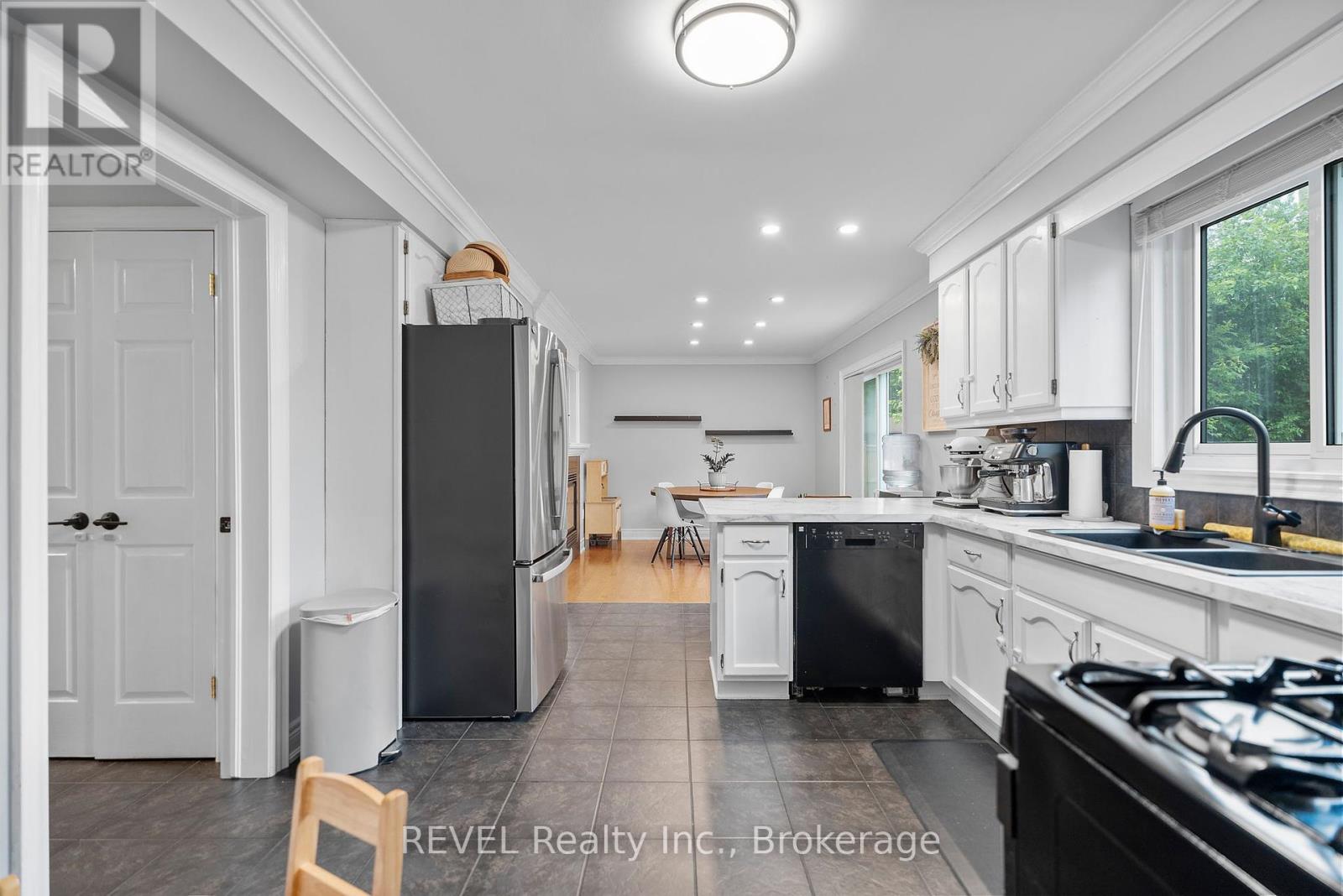 2470 Coral Avenue, Fort Erie, Ontario  L0S 1S0 - Photo 15 - X12248924