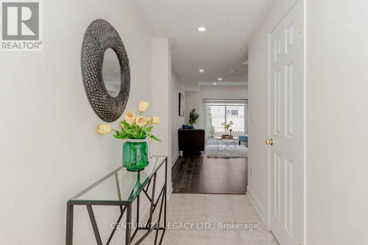 Property at 25 UNIONVILLE CRESCENT image 3