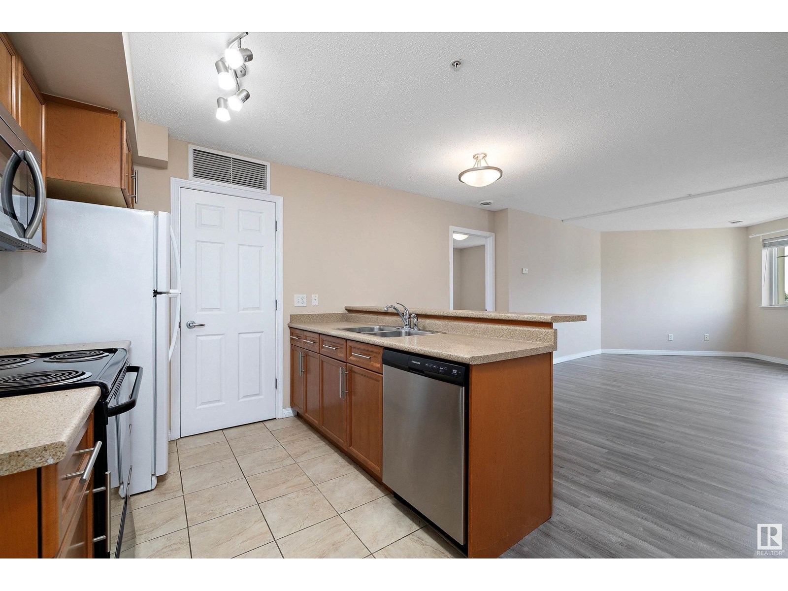 Property at #303 6925 199 ST NW image 2