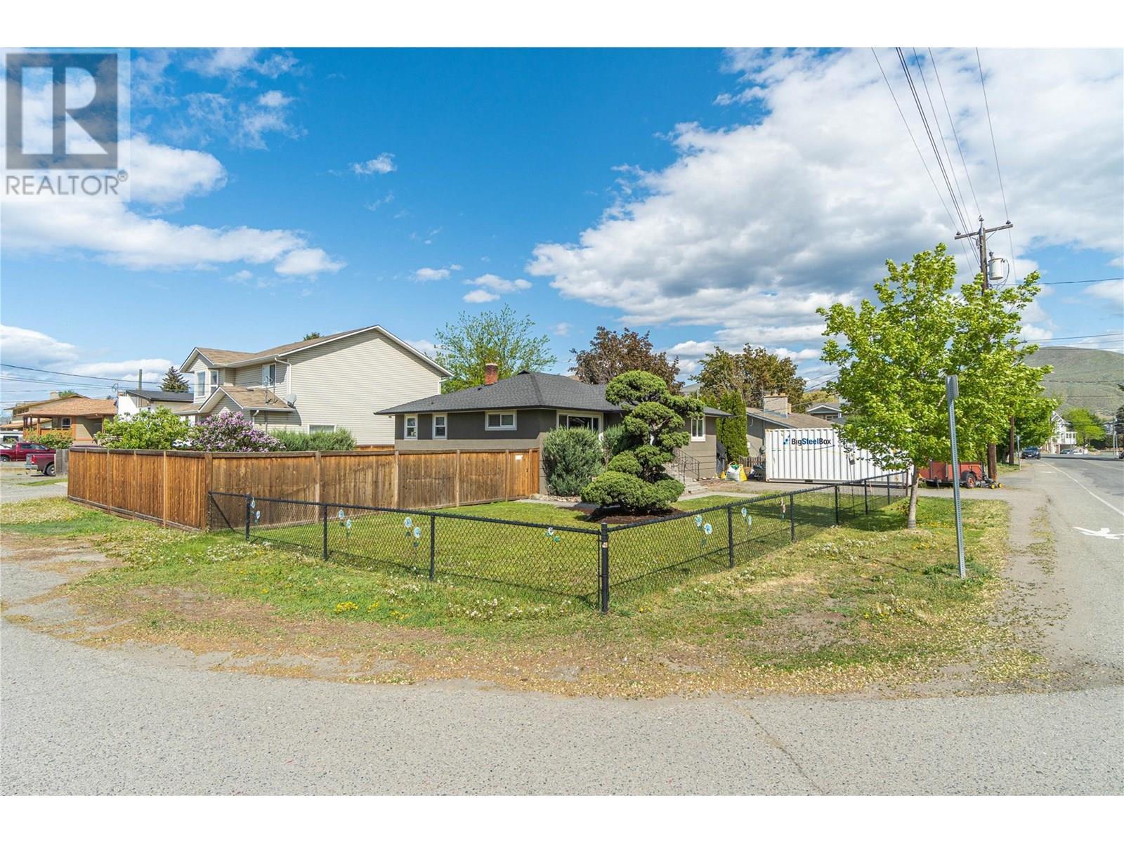 Property at 862 DESMOND Street image 2