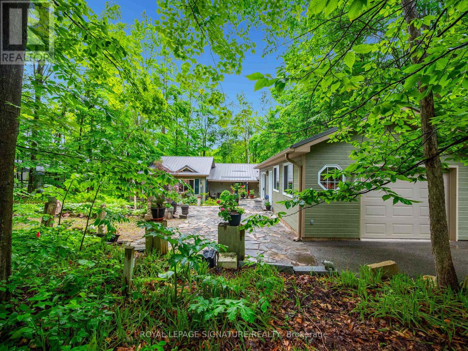 Property at 22 IROQUOIS RIDGE image 2
