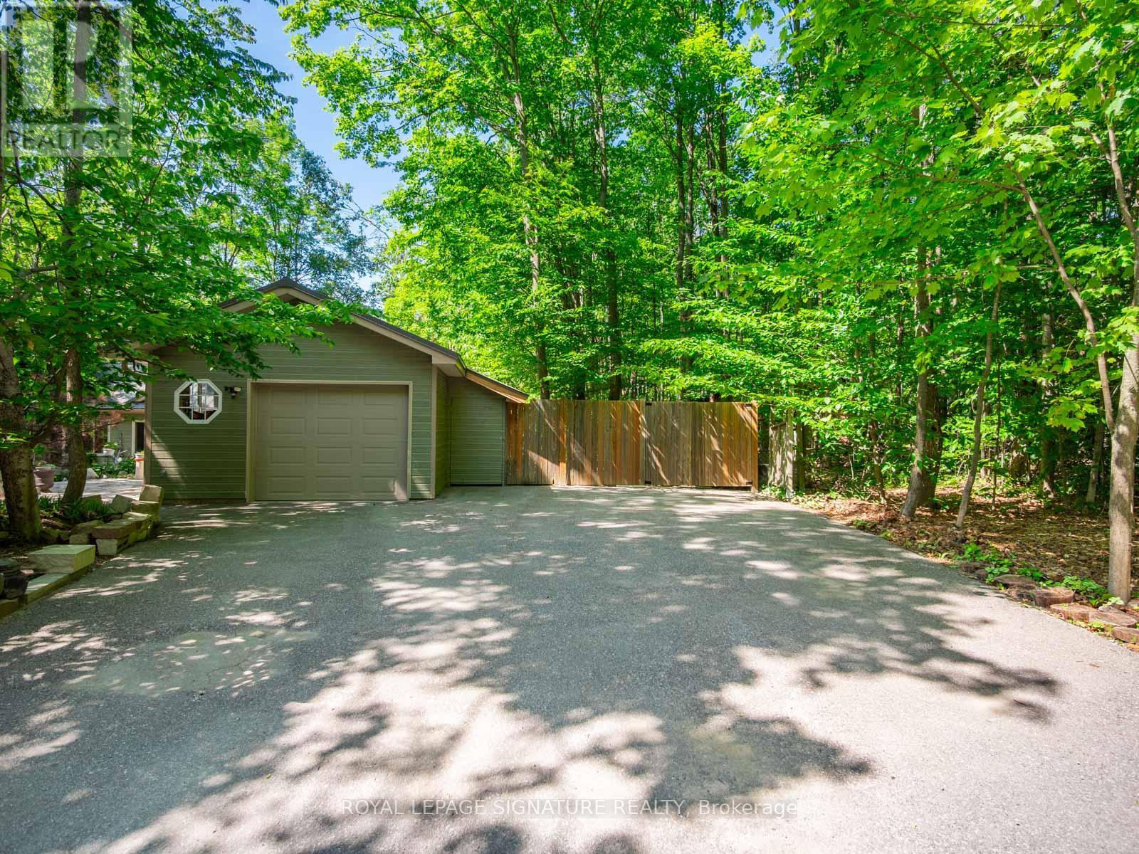 Property at 22 IROQUOIS RIDGE image 3