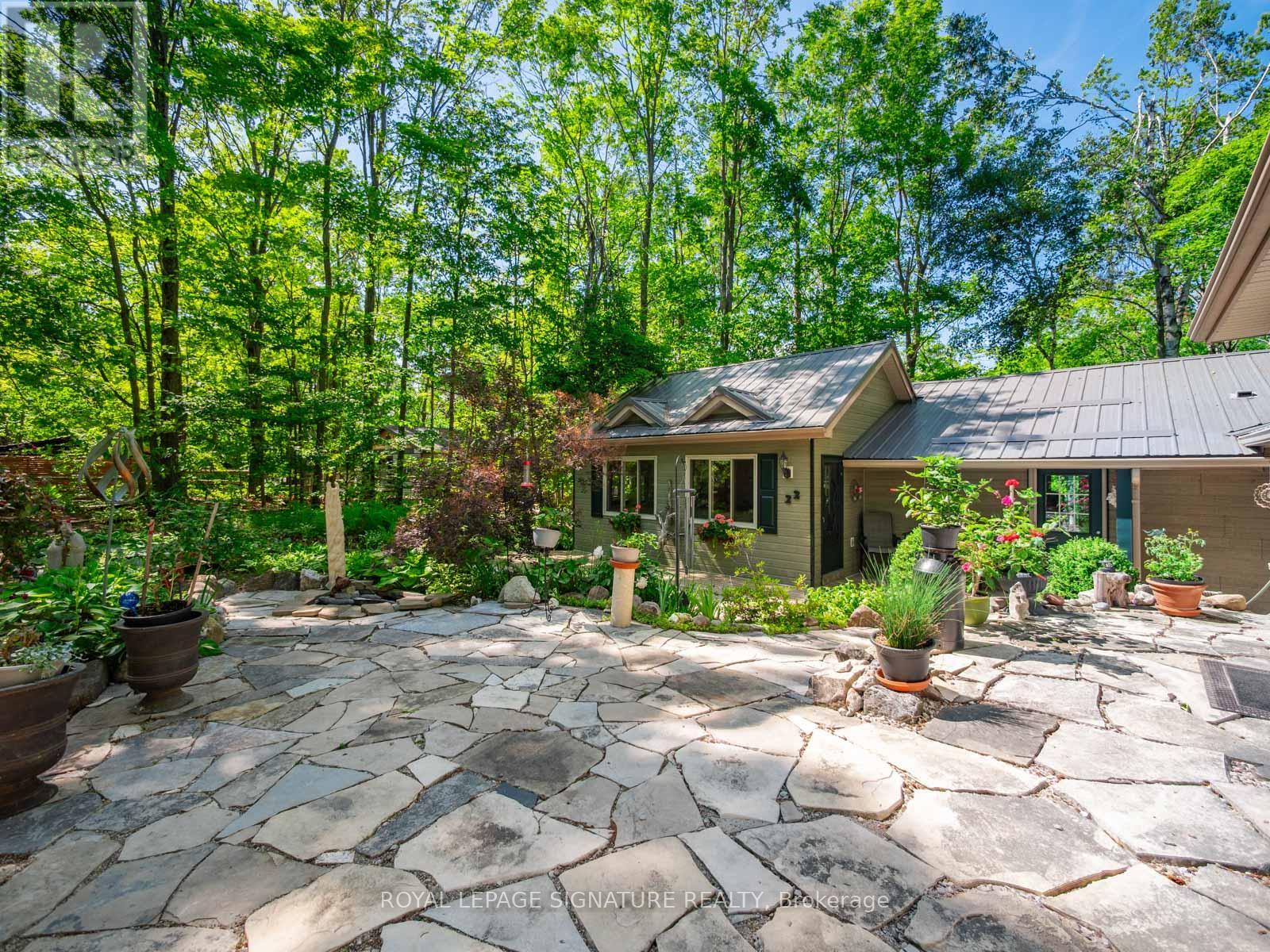 Property at 22 IROQUOIS RIDGE image 4